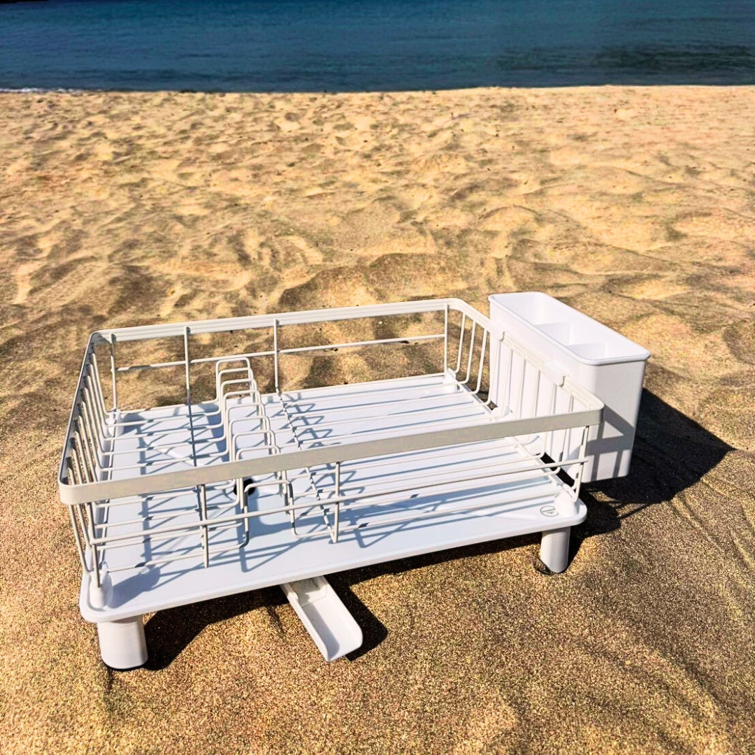 【コンパクトなのにしっかり大容量】Dryvio – 脚付き水切りラックでシンク上を有効活用