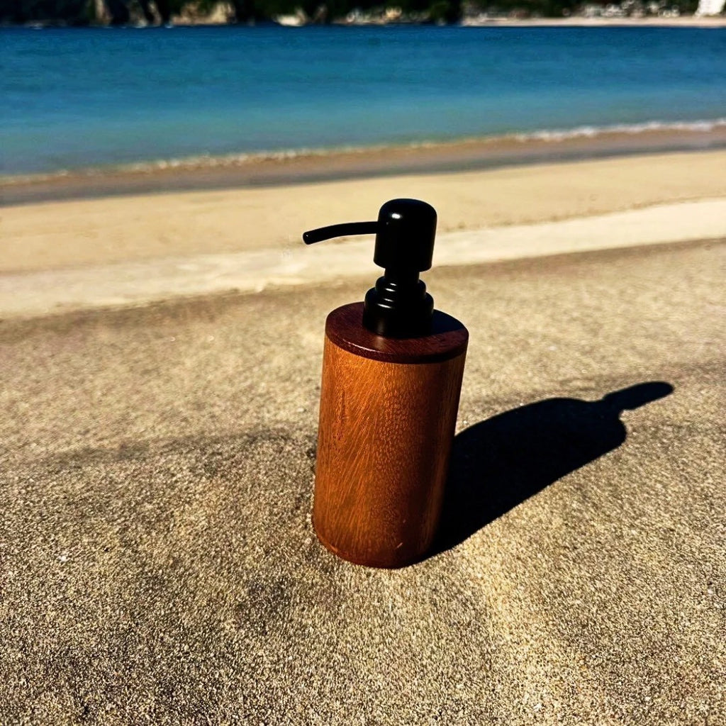 【暮らしに、自然の温もりを添える】 Vallune – 木製ソープディスペンサー 高級感あふれるウォルナットとシンプルな使いやすさ